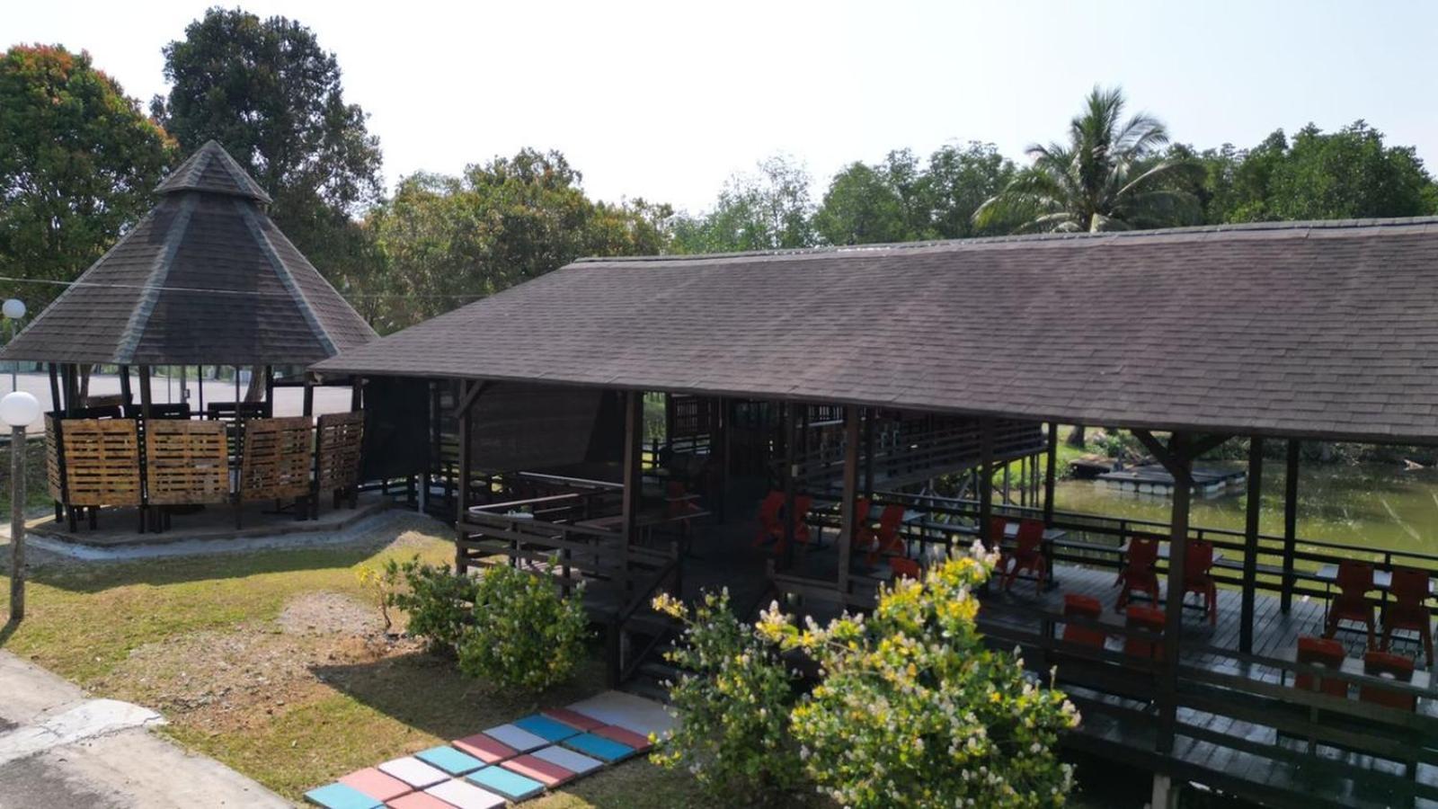 ホテル Putra Sentosa Retreat Camp, Sematan エクステリア 写真