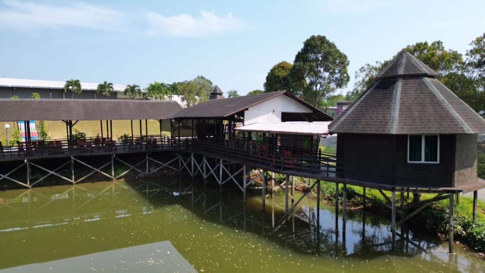 ホテル Putra Sentosa Retreat Camp, Sematan エクステリア 写真