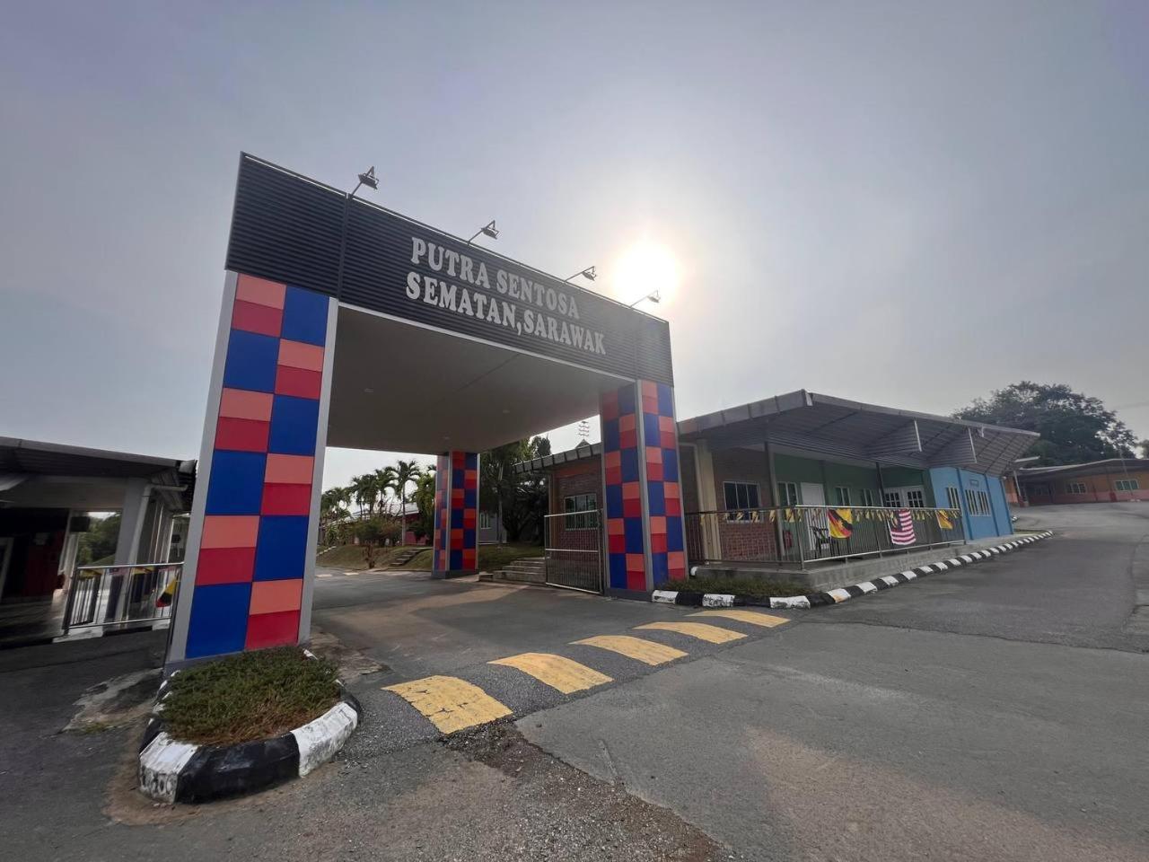 ホテル Putra Sentosa Retreat Camp, Sematan エクステリア 写真