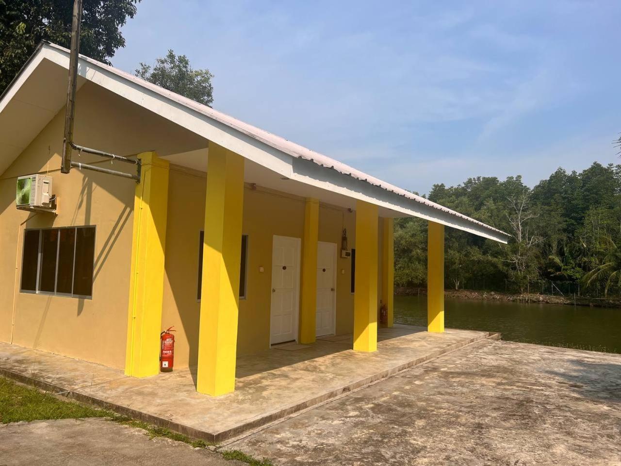 ホテル Putra Sentosa Retreat Camp, Sematan エクステリア 写真