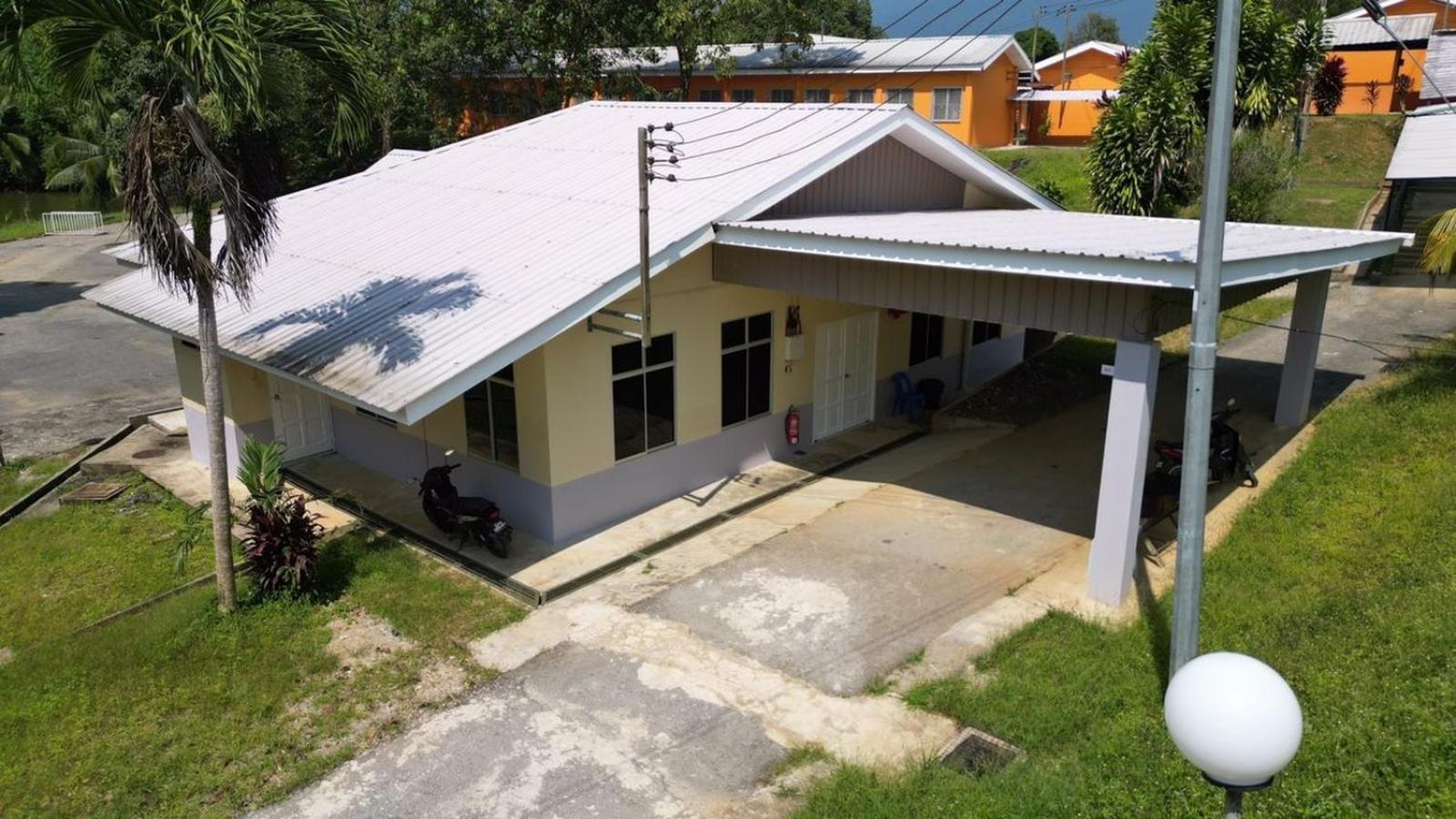 ホテル Putra Sentosa Retreat Camp, Sematan エクステリア 写真