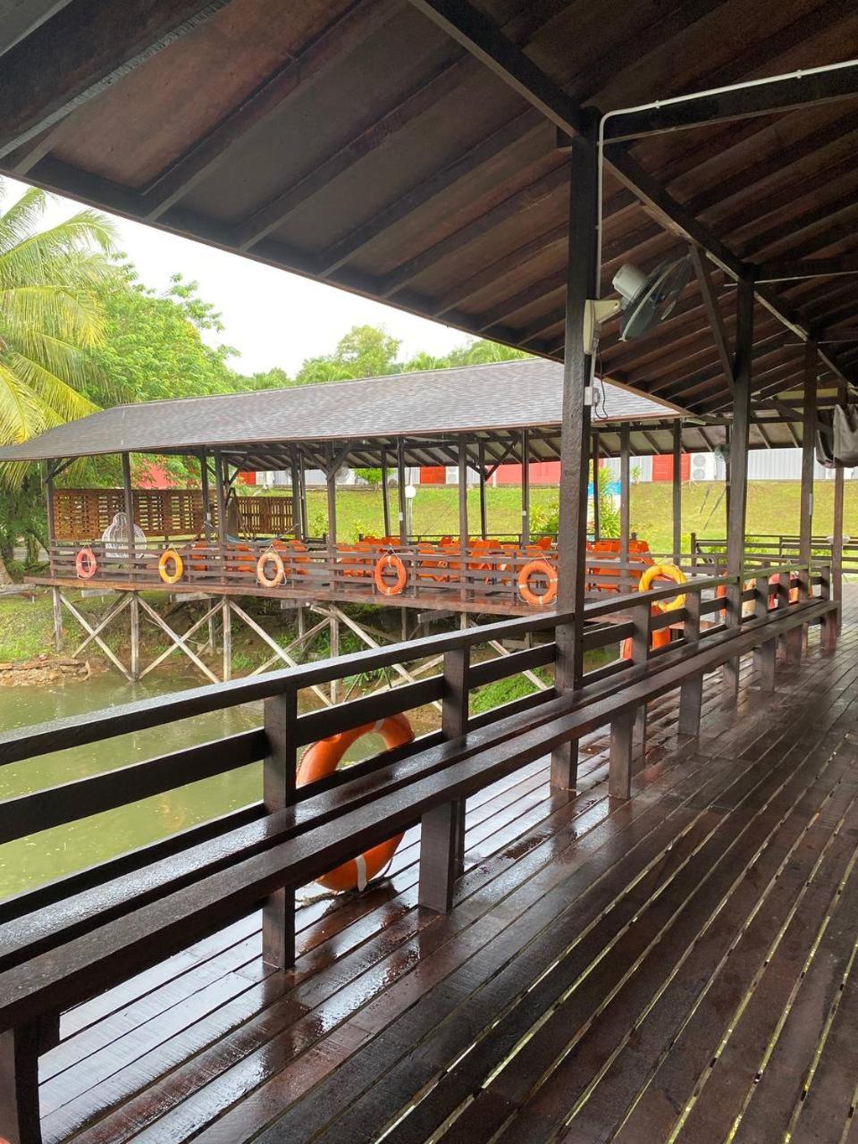 ホテル Putra Sentosa Retreat Camp, Sematan エクステリア 写真