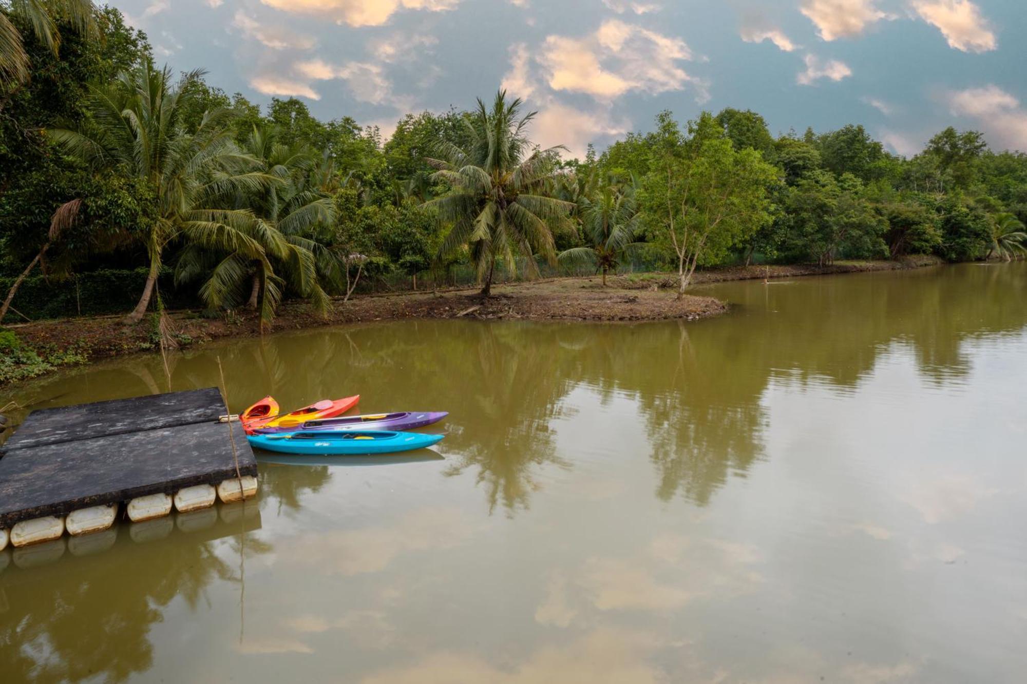 ホテル Putra Sentosa Retreat Camp, Sematan エクステリア 写真