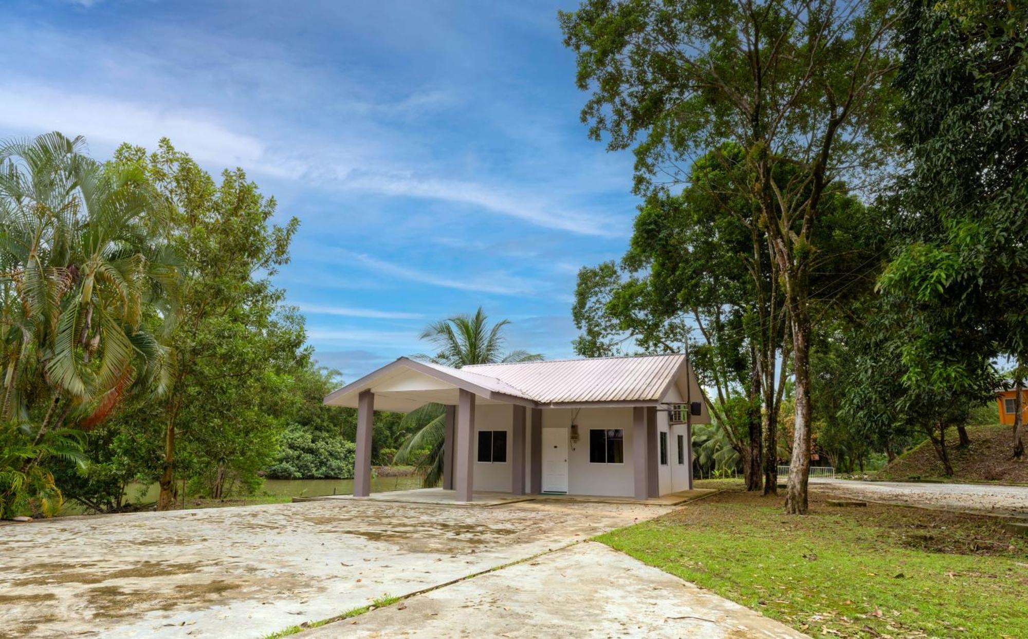 ホテル Putra Sentosa Retreat Camp, Sematan エクステリア 写真